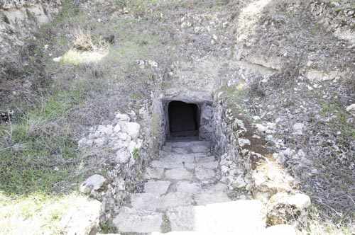 Entrada a la bodega subterranea monasterio de Monsalud